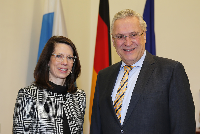 Mittwoch, 30. Januar 2019; Innenminister Joachim Herrmann empf�ngt die US-Generalkonsulin in M�nchen, Meghan Gregonis, zu einem Antrittsbesuch. Dabei ging es um die St�rkung der transatlantischen Beziehungen und die Stationierung von US-Truppen in Bayern. Themen waren auch die M�nchner Sicherheitskonferenz und die anstehende USA-Reise des Ministers.
Sammy Minkoff