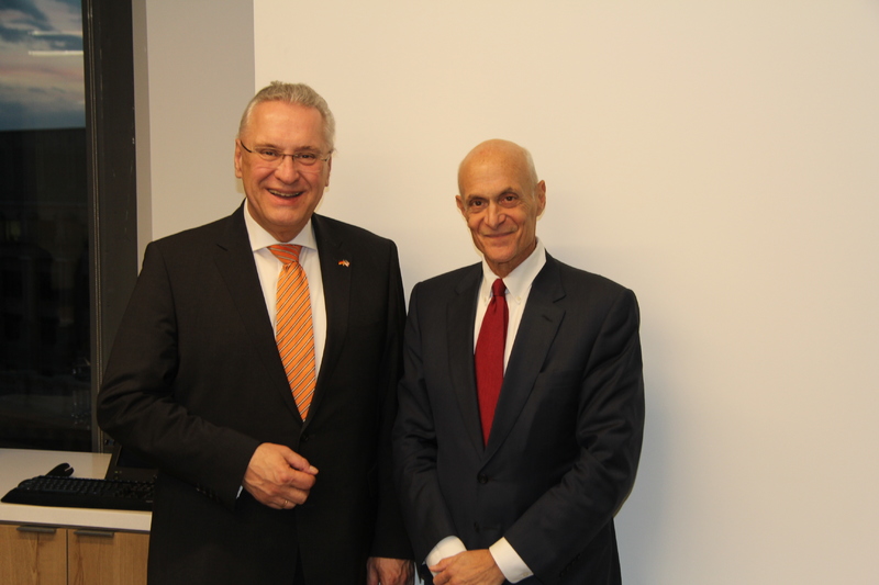 Dienstag, 5. Februar 2019; Innenminister Herrmann traf sich in Washington zum Austausch mit dem Sicherheitsexperten Michael Chertoff, der von 2005 bis 2009 Minister im U.S. Department of Homeland Security war. Insbesondere die aktuellen Herausforderungen im Bereich der Cybersecurity waren ein Thema. 