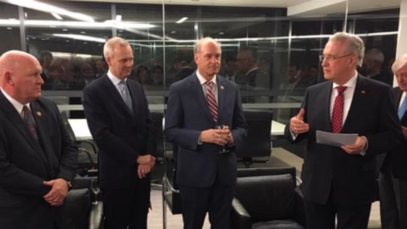 Mittwoch, 6. Februar 2019; Herrmann beim Empfang des Gesandten der Deutschen Botschaft in Washington Boris Ruge und des German American Business Council in der Washingtoner SIEMENS Zentrale.
Herrmann warb vor hochrangigen Wirtschafts- und Politikvertretern f�r den Wirtschaftsstandort Bayern.
Auf dem Foto von links:
Glen Thompson (Congressman und Co-Chair of the Congressional German-American Caucus)
Boris Ruge William �Bill� Keating (Congressman und Co-Chair of the Congressional German-American Caucus)
