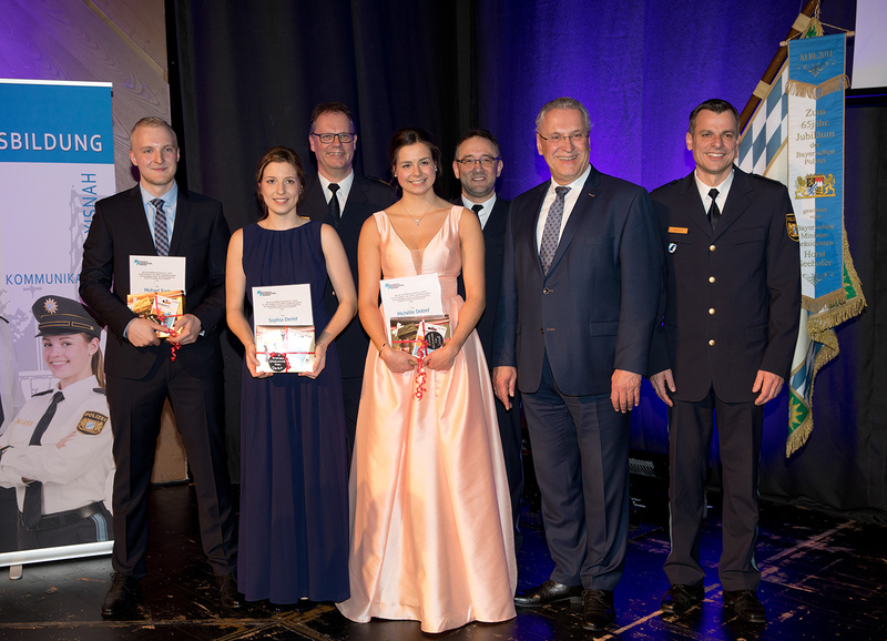 Samstag, 9. Februar 2019; Ausbildung bei der III. Bereitschaftspolizeiabteilung W�rzburg erfolgreich beendet: Bayerns Innenminister Joachim Herrmann h�ndigt Ernennungsurkunden an 117 Polizistinnen und Polizisten aus - Weitere kr�ftige Personalverst�rkung. �Die Besten�: Polizeimeister Michael Rack (W�rzburg Platz 3), Polizeimeisterin Sophia Derlet (Bayern Platz 2) Polizeivizepr�sident Detlev Tolle, Polizeimeisterin Michelle Dotzel (Bayern Platz 1), Polizeidirektor Thomas Bauer, Staatsminister Herrmann, Polizeioberrat Jochen Dietrich