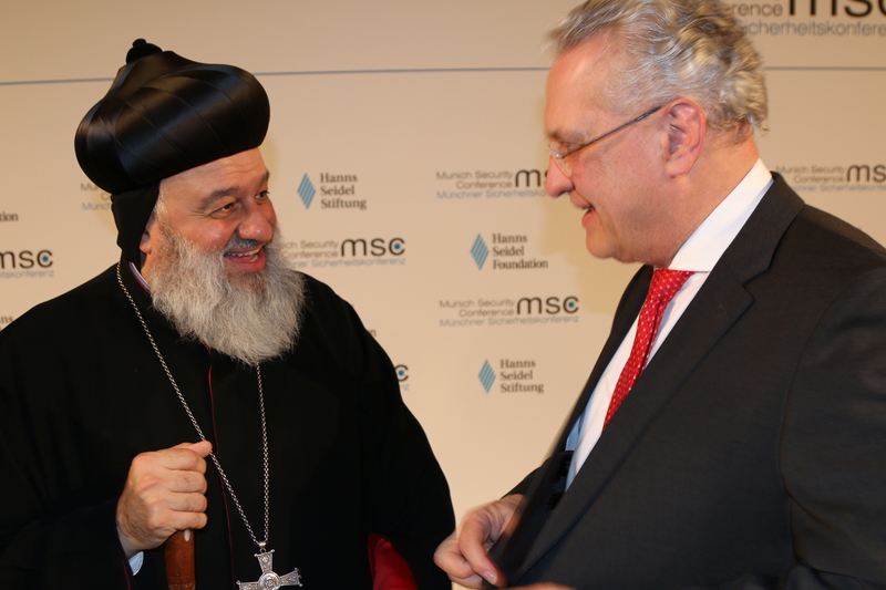 Samstag, 16. Februar 2019; Innenminister Joachim Herrmann nimmt an der Veranstaltung der Hanns-
Seidel-Stiftung zur Christenverfolgung im Nahen Osten teil, hier im Gespr�ch mit dem Oberhaupt der Syrisch - Orthodoxen Kirche Ignatius Aphrem II.
Foto: HSS