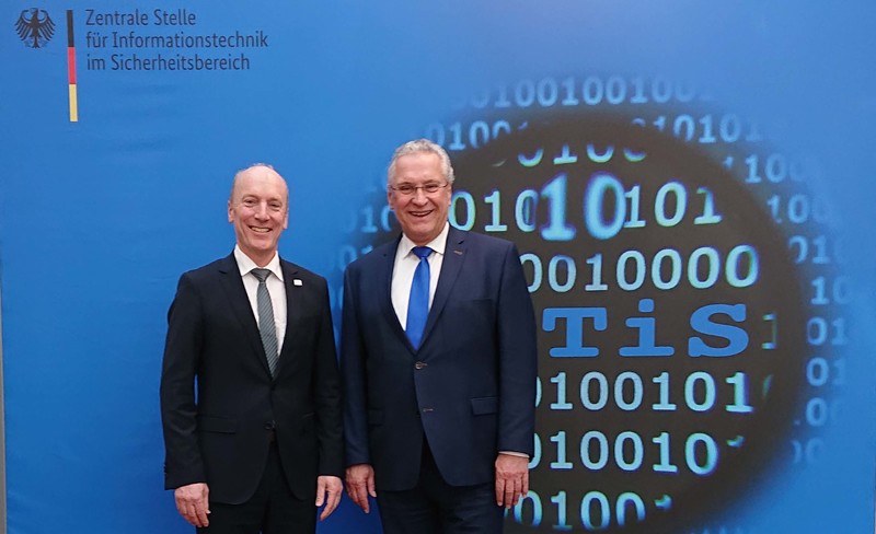 Freitag, 22. Februar 2019; Bayerns Innenminister Joachim Herrmann hat erstmals der 2017 gegr�ndeten Zentralen Stelle f�r Informationstechnik im Sicherheitsbereich einen Informationsbesuch (ZiTiS)abgestattet. Im Mittelpunkt des Gedankenaustausches mit Pr�sident KARL (Bild links) standen nicht nur die aktuelle Situation der noch im Aufbau befindlichen Dienststelle, sondern auch M�glichkeiten und Grenzen einer Zusammenarbeit von ZiTiS mit bayerischen Sicherheitsbeh�rden. 