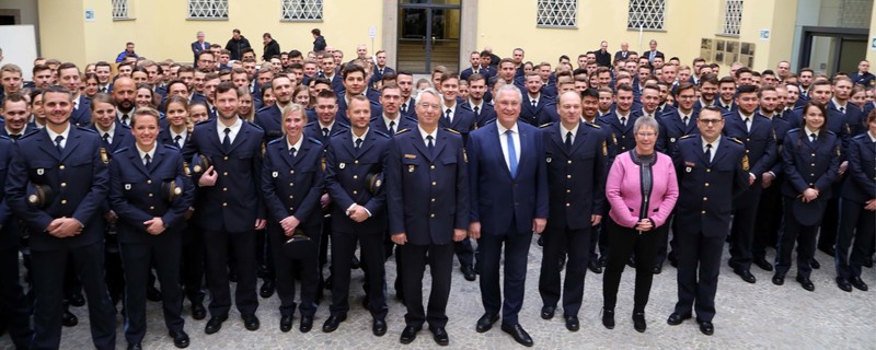 Freitag, 1. M�rz 2019; Rekordpersonalzuteilung bei der Bayerischen Polizei - Bayerns Innenminister Joachim Herrmann begr��t neu ausgebildete Polizistinnen und Polizisten: 2019 bayernweit insgesamt rund 1.300 Polizisten zur Verst�rkung der Polizeidienststellen 