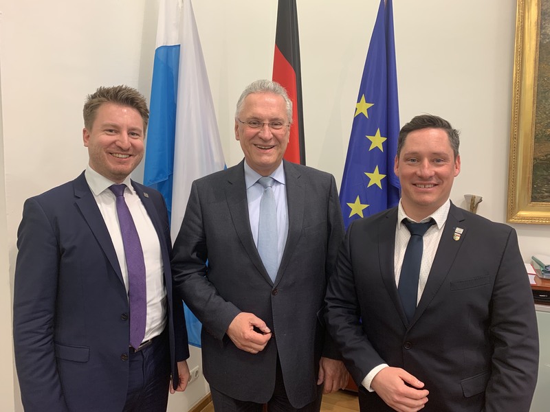 Dienstag, 26. M�rz 2019; Beim Gespr�ch von Herrn Staatsminister Joachim Herrmann mit Herrn Burkhardt (links) und Herrn Zacherl (rechts) 
von den Wirtschaftsjunioren Bayern standen vor allem der intensive Austausch 
zu den politischen Positionen der Wirtschaftsjunioren zur Fachkr�ftezuwanderung, der Integration in Arbeit und 
die Herausforderungen im Zusammenhang mit der Digitalisierung im Fokus.
