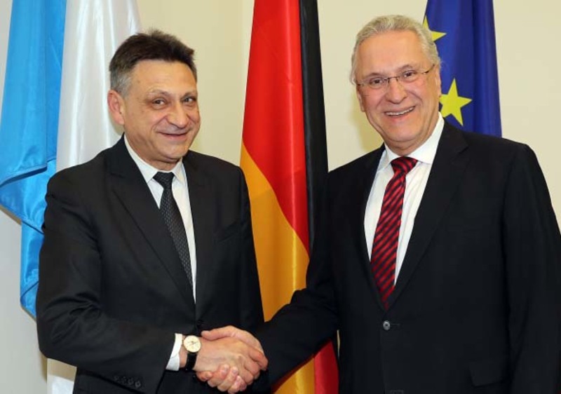 Dienstag, 16. April 2019; Antrittsbesuch des bulgarischen Generalkonsuls Dragomir Dimitrov. Bei dem Gespr�ch ging es um die W�rdigung der langj�hrigen und vertrauensvollen polizeilichen Zusammenarbeit. Innenminister Herrmann hat in diesem Zusammenhang seine Einladung an den bulgarischen Innenminister Mladen Marinov zu einem Besuch in Bayern wiederholt. Bayern und Bulgarien koordinieren in der Europ�ischen Strategie f�r den Donauraum den Bereich Innere Sicherheit.
Foto: 