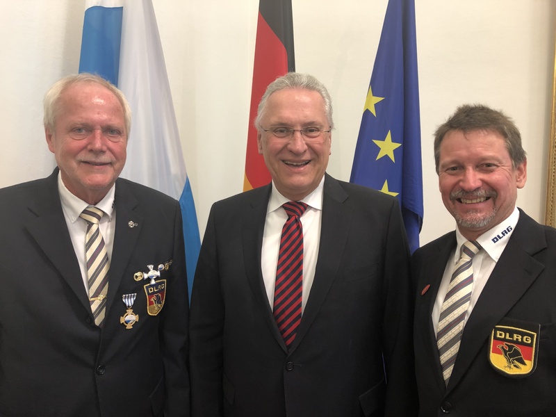Dienstag, den 16. April 2019; Beim Gespr�ch von Herrn Staatsminister Joachim Herrmann mit Herrn Flechsenhar (links) und 
Herrn H�rdtl (rechts) von der Deutschen Lebens-Rettungs-Gesellschaft (DLRG) Landesverband 
Bayern e.V. stand der intensive Austausch zu den aktuellen 
Herausforderungen und den denkbaren L�sungsans�tzen f�r den Wasserrettungsdienst im Fokus.
