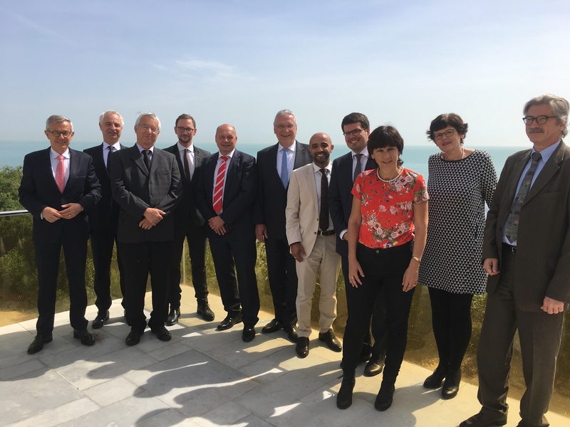 Mittwoch, 24. April 2019: Bayerns Innenminister Joachim Herrmann nimmt auf Einladung des stellvertretenden deutschen Botschafters in Tunis, Carsten Meyer-Wiefhausen, an einem Fr�hst�ck mit Repr�sentanten der politischen Stiftungen teil und tauscht sich �ber deren Arbeit und die politische Lage Tunesiens aus. W�hrend seiner Tunesienreise w�rdigte Herrmann die Entwicklung der Demokratie in Tunesien, die deutlich weiter sei als in anderen nordafrikanischen Staaten. Das Erreichte zu sichern, Freiheit und Rechtsstaatlichkeit kontinuierlich weiterzuentwickeln sowie die Wahlen im Herbst sicher und frei durchzuf�hren, sind die Herausforderungen der n�chsten Zeit. 