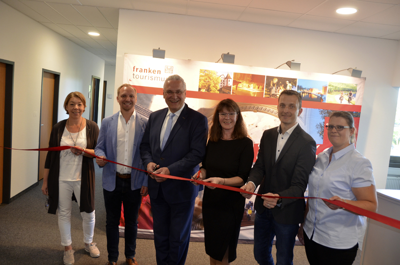 Donnerstag, 25. April 2019; Der Tourismusverband Franken hat neue Gesch�ftsr�ume in N�rnberg in der Pretzfelder Str. 15 bezogen. Gemeinsam mit der Gesch�ftsf�hrerin Angelika Sch�ffer ( dritte von rechts) und dem Team der Gesch�ftsstelle er�ffnet Joachim Herrmann die neuen B�ros mit dem symbolischen Durchschneiden eines roten Bandes.
Foto: Tourismusverband Franken