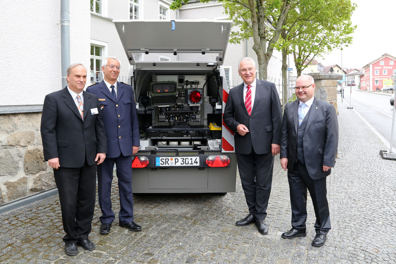 Montag, 29. April 2019; Bayerns Innenminister Joachim Herrmann zum 50-j�hrigen Bestehen der Zentralen Bu�geldstelle in Bayern: Effiziente, einheitliche und gerechte Ahndung von Verkehrsverst��en - Ma�geblicher Beitrag zur Sicherheit auf Bayerns Stra�en. Foto: v.l. Karlheinz Kr�mer, Abteilungsleiter ZBS, LPP Prof. Dr. Schmidbauer, Innenminister Joachim Herrmann, Pr�sident PVA Timo Payer