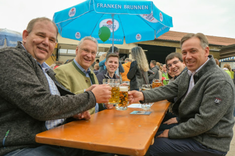 Mittwoch, 1. Mai 2019, Oberndorf; Spargelerlebnistag. Joachim Herrmann gratuliert sowohl Thomas Fischer (links), B�rgermeister von M�hrendorf, als auch Alexander Tritthart (rechts), Landrat Erlangen-H�chstadt, zum 5-j�hrigen Dienstjubil�um.
Foto: Albrecht B�rner