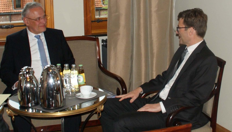Montag, 6. Mai 2019, Br�ssel; Joachim Herrmann im Gespr�ch mit Heiko Thoms, dem stellvertretenden NATO-Botschafter: Inhaltlich ging es um die Zukunft der NATO, die Idee einer europ�ischen Armee und die verteidigungspolitischen Herausforderungen.