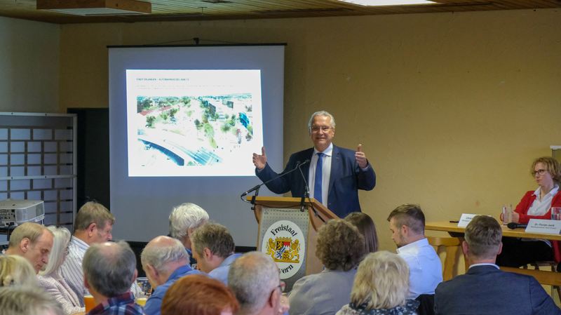 Donnerstag, 9. Mai 2019, Erlangen; Innenminister Joachim Herrmann informiert interessierte B�rger und Anwohner �ber den aktuellen Sachstand zur Einhausung der A 73 im Bereich Erlangen-Bruck. Die Einhausung wird die L�rmbel�stigung der Anwohner deutlich reduzieren.
Foto: Albrecht B�rner