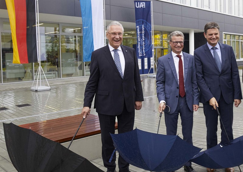 Dienstag, 21. Mai 2019, Erlangen; 
Bayerns Innenminister Joachim Herrmann bei der Einweihung IZNF, der als damaliger Bauminister ma�geblich am neuen Forschungsbau beteiligt war: �Unser wegweisender Forschungsneubau ist ein wichtiges Bindeglied zwischen der Grundlagenforschung und ihrer praktischen Umsetzung. Damit bauen wir die Spitzenstellung der FAU deutschlandweit und im internationalen Vergleich noch weiter aus.� 
Foto: �FAU/Erich Malter�