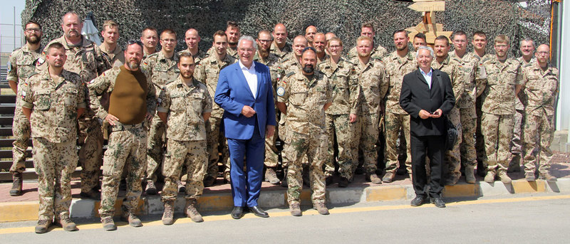 Sonntag, 16. Juni 2019: Bayerns Innenminister Joachim Herrmann fordert bei seinem Besuch des Bundeswehreinsatzkontingents nahe Al Azraq die Verl�ngerung des Bundeswehrmandats in Syrien und im Irak zur Bek�mpfung der Terrororganisation 'Islamischer Staat' (IS) �ber den 31. Oktober 2019 hinaus. Das Kontingent nahe Al Azraq umfasst rund 450 deutsche Soldatinnen und Soldaten, davon knapp 50 Luftwaffe-Soldaten aus Bayern.
Bayerisches Innenministerium