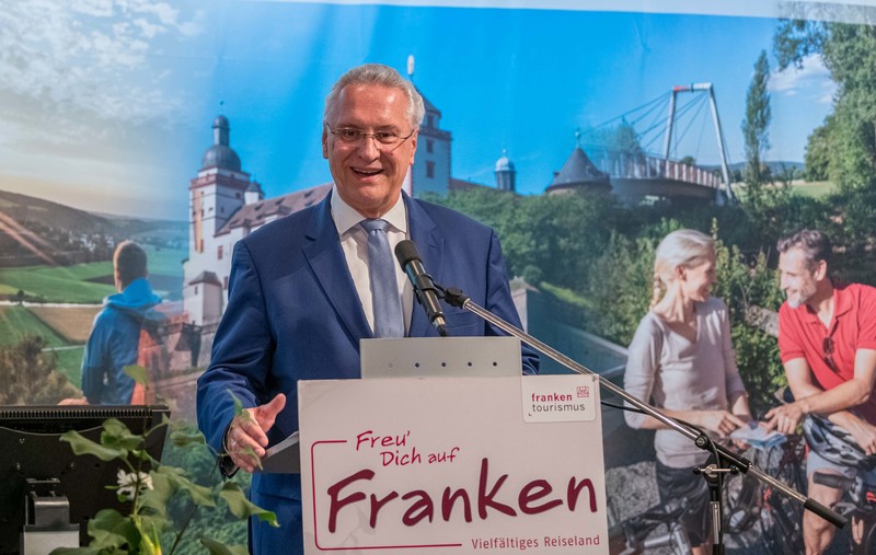 Freitag, 28. Juni 2019; Bei den turnusgem��en Neuwahlen von Vorstand, Beirat und Rechnungspr�fern des Tourismusverbandes Franken e.V. am 28. Juni 2019 in Wei�enburg i.Bay. wurde dem 
bisherigen Vorsitzenden, Bayerns Staatsminister Joachim Herrmann, MdL, von der Mitgliederversammlung ein �berw�ltigender Vertrauensbeweis zuteil: Er wurde einstimmig wiedergew�hlt. Herrmann, der seit 2008 die Geschicke des Verbandes leitet, kann somit seine erfolgreiche Arbeit konsequent fortf�hren.
Foto: Tourismusverband Franken

