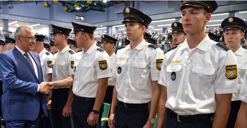 Samstag, 13. Juli 2019; Bayerns Innenminister Joachim Herrmann hat heute in N�rnberg in der Frankenhalle mehr als 1.600 neue Polizistinnen und Polizisten der Bayerischen Polizei im Beisein ihrer Angeh�rigen feierlich den Diensteid abgenommen. Zu den Polizeianw�rterinnen und -anw�rtern sagte der Minister: �Der Polizeiberuf ist kein Beruf wie jeder andere. Sie leisten Dienst f�r die Sicherheit der Menschen in unserem Land.� 