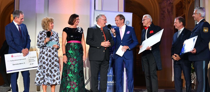 Dienstag, 16. Juli 2019; Innenminister Joachim Herrmann �berreicht beim Sommerempfang des Bayerischen Landtags gemeinsam mit Landespolizeipr�sident Prof. Dr. Wilhelm Schmidbauer und dem Chefdirigenten des Polizeiorchesters Bayern, Prof. Johann M�senbichler, einen Scheck in H�he von 41.000 Euro an Sternstunden e. V.. Diese Summe stellt den Spendenzwischenstand im Rahmen der Aktion 