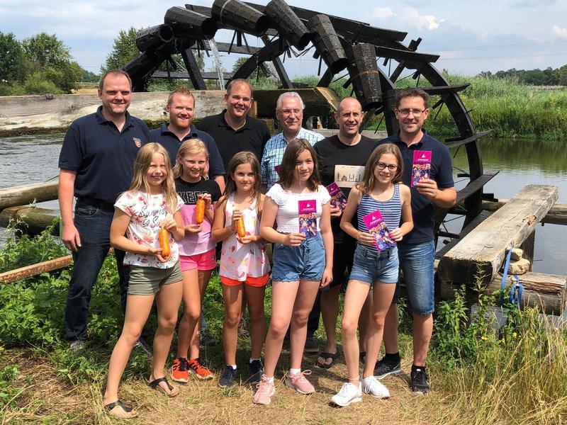Sonntag, 28. Juli 2019; Wasserradfest in M�hrendorf. Innenminister Joachim Herrmann mit B�rgermeister Thomas Fischer (3. von li), Metzgermeister J�rgen Reck (re) und Mitgliedern der Feuerwehr und Jugendfeuerwehr M�hrendorf mit Ihren Aktionskarten zur 