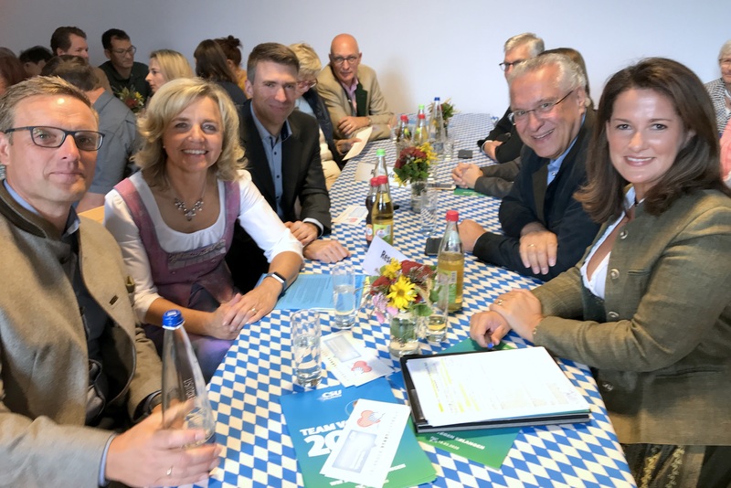 Sonntag, 8. September 2019, Erlangen; auf Einladung von Innenminister Joachim Herrmann kam Landwirtschaftsministerin Michaela Kaniber zum politischen Fr�hschoppen nach Erlangen. �Die Zukunft geh�rt Mutmachern, nicht Angstmachern� meinte die Bayerische Landwirtschaftsministerin Michaela Kaniber bei der Traditionsveranstaltung der Erlanger CSU am Ende der Sommerferien im �Kosbacher Stadl�. Sie stehe f�r eine Politik mit Vernunft und Augenma� und wende sich dagegen, dass in Deutschland vor allem aus ideologischen Gr�nden zu viel schlechtgeredet werde. 