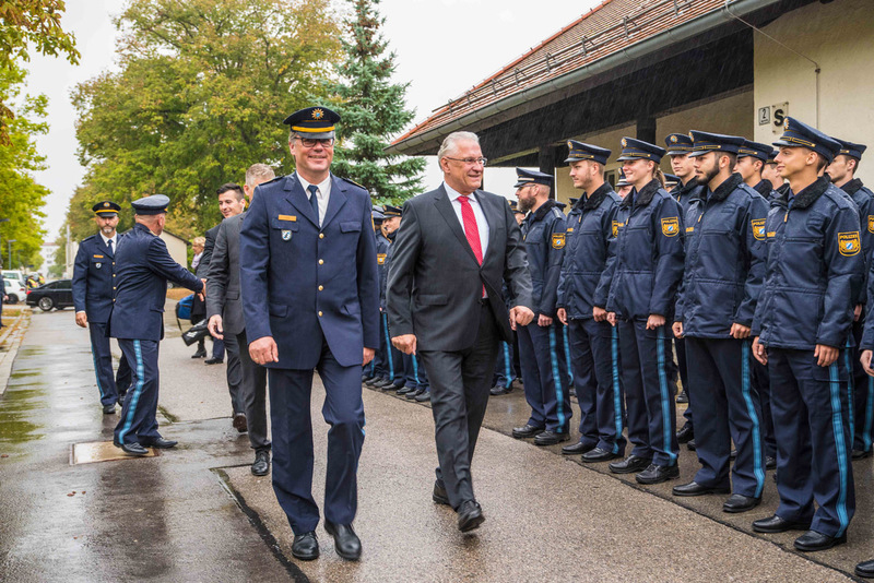 Montag, 23. September 2019; Innenminister Joachim Herrmann spricht bei der feierlichen �bergabe des umfangreich sanierten Stabsgeb�udes der II. Bereitschaftspolizeiabteilung Eichst�tt und begr��t dort 144 neu eingestellte Polizistinnen und Polizisten.
Foto: Michael Anspann
