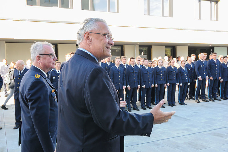Montag, 30. September 2019: Der Ausbau der V. Bereitschaftspolizeiabteilung K�nigsbrunn schreitet voran. Innenminister Joachim Herrmann weiht neue Unterkunfts- und Lehrsaalgeb�ude ein und begr��te 153 neueingestellte Polizistinnen und Polizisten, die in der Bereitschaftspolizeiabteilung ihre Ausbildung begonnen haben. 