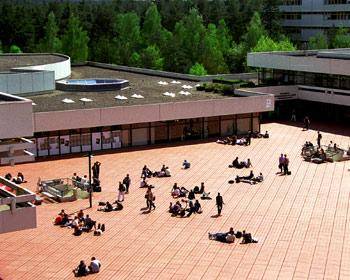 Die technische Universit�t in Erlangen - 

1964 wurde der Grundstein f�r einen neuen Universit�ts-Campus im S�dosten der Stadt gelegt. Im Jahr 1966 wurde dann die Technische Fakult�t als siebte Fakult�t der Friedrich-Alexander-Universit�t gegr�ndet. Im Sommersemester 2004 waren an der Technischen Universit�t 3556 Studenten eingeschrieben. 
