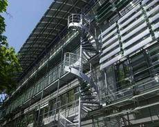 High-Tech auch in der Architektur: das Nikolaus-Fiebiger-Forschungszentrum f�r molekulare Medizin in der Gl�ckstra�e - 

Nirgendwo in Deutschland und dar�ber hinaus hat sich in den zur�ckliegenden Jahrzehnten eine solche Dichte an �rztlicher und medizintechnischer Kompetenz entwickelt wie in Erlangen. Die Friedrich-Alexander-Universit�t mit einer der bedeutendsten Medizinischen Fakult�ten in Deutschland und etwa 80 Unternehmen rund um den Gesundheitsbereich haben in Erlangen ihren Sitz. Rund 17.000 Menschen sind in den Bereichen Medizintechnik, Pharma und medizinische Dienstleistung besch�ftigt. Jeder f�nfte Arbeitsplatz findet sich in dieser Branche. 