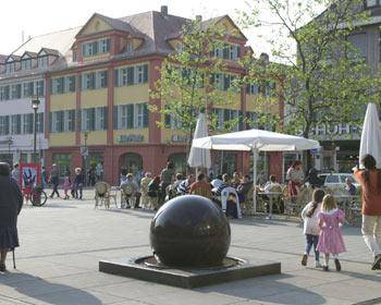 Der Hugenottenplatz - Mittelpunkt der Fu�g�ngerzone in der Erlanger Innenstadt - 

Fahrradfreundlichkeit wird in Erlangen gro� geschrieben: Auf dem �ber 180 Kilometer langen und sehr gut ausgebauten Radwegenetz k�nnen Jung und Alt ganz Erlangen erreichen