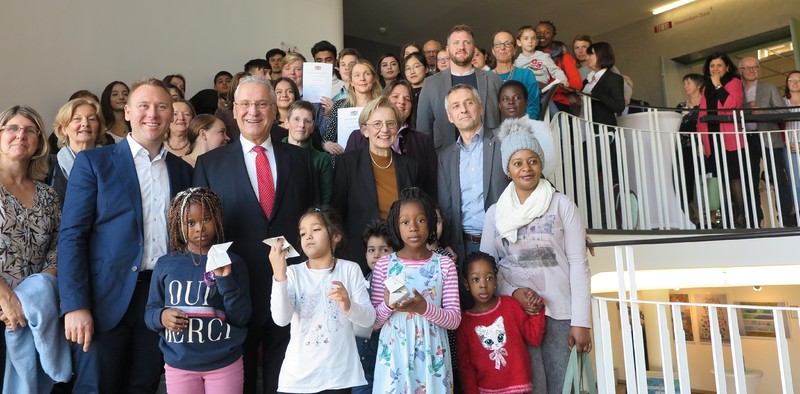 Montag, 18. November 2019; Bayerns Innen- und Integrationsminister Joachim Herrmann verleiht gemeinsam mit Regierungspr�sidentin Maria Els den oberbayerischen Integrationspreis. Die Regierung von Oberbayern vergibt den Preis an Initiativen und Projekte, die helfen, die Integration von Migrantinnen und Migranten zu f�rdern. �Sie zeigen mit Ihren herausragenden Initiativen eindrucksvoll, wie Integration gelingen kann�, lobte Herrmann die diesj�hrigen Preistr�ger. Die Preise gingen an die Mittelschule Maisach f�r ihr Theaterprojekt, an die Kindergruppe Domagkpark e. V., an die Interessengemeinschaft Klettern S�dbayern e. V., an die Stadt Puchheim f�r das Projekt �VorOrt � Finde Deine Ausbildung!� und an Frau Franziska Eslami aus Rosenheim mit ihrem Kinderkunstprojekt �young art rosenheim�.
Foto: Regierung von Oberbayern