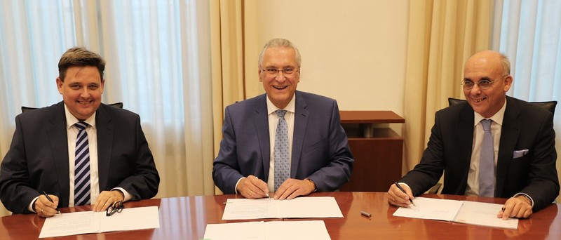 Donnerstag, 21. November 2019: Innenminister Joachim Herrmann (Mitte) bei einem Termin zur Vertragsunterzeichnung mit der Bayerischen Versorgungskammer (links im Bild: Stefan M�ller, stellv. Mitglied des Vorstands; rechts im Bild: Ulrich B�ger, stellv. Vorsitzender des Vorstands). Die Bayerische Versorgungskammer ist eine Beh�rde des Freistaats Bayern im Gesch�ftsbereich des Bayerischen Staatsministeriums des Innern, f�r Sport und Integration. 
Foto: Bayerisches Innenministerium