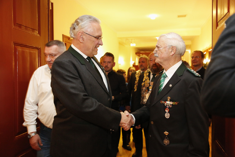Samstag, 23. November 2019; Bayerns Innenminister Joachim Herrmann hat beim Gauehrungsabend des Sch�tzengaus Erlangen unn�tige Belastungen f�r Sportsch�tzen, J�ger und Brauchtumssch�tzen durch die derzeit im Bundestag beratenen �nderungen des Waffengesetzes entschieden abgelehnt. Besonders die Regelungen zur �berpr�fung der Zuverl�ssigkeit sollen nach dem Willen Herrmanns nicht weiter versch�rft werden, als dies f�r die Extremismusbek�mpfung unerl�sslich ist. 
Foto: Giulia Iannicelli 