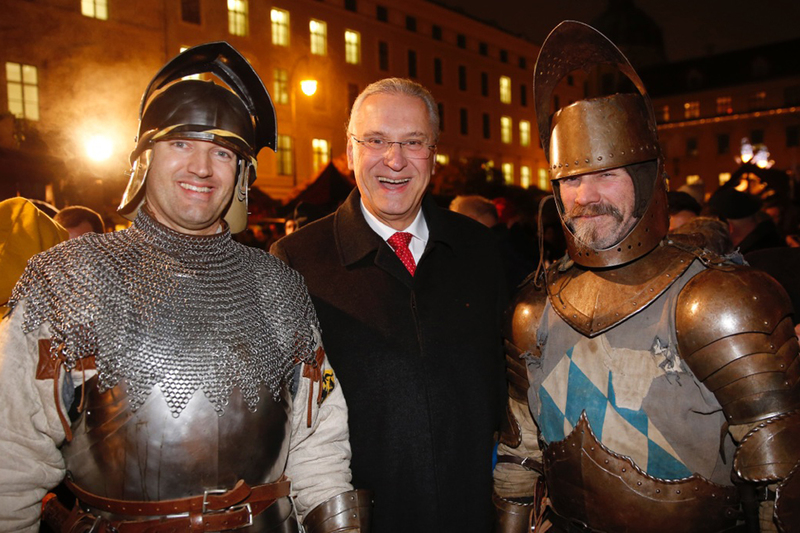 Montag, 25. November 2019; Innenminister Joachim Herrmann bei der Er�ffnung des mittelalterlichen Weihnachtsmarktes in M�nchen.
Foto: Sammy Minkoff