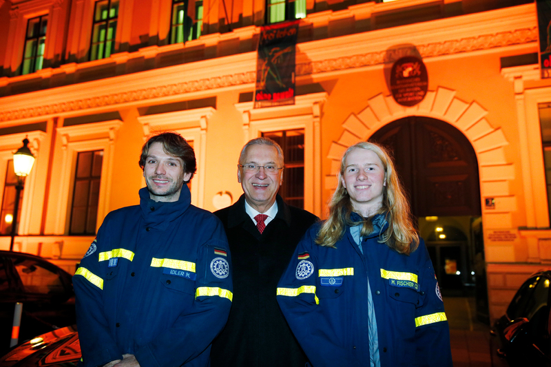 Montag, 25. November 2019; Das Bayerische Innenministerium erstrahlt heute Abend in Orange � als starkes Zeichen gegen Gewalt gegen Frauen. Wir danken dem THW f�r die Unterst�tzung!
Foto: Sammy Minkoff