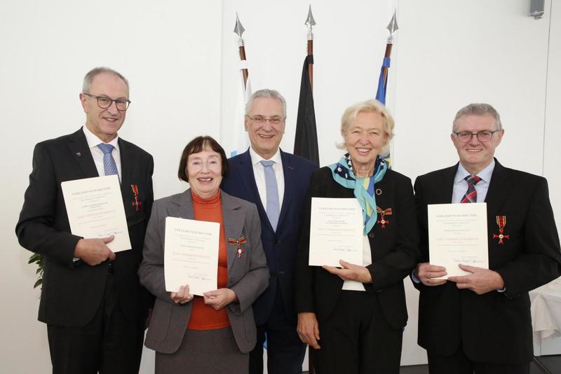 Mittwoch, 18. Dezember 2019; Bayerns Innenminister Joachim Herrmann h�ndigt das Bundesverdienstkreuze am Bande an Hermann Benker, Prof. Dr. Margareta Klinger, Altb�rgermeister Anton Seitz und Elisabeth Walter aus. Gro�es Engagement in Haupt- und Ehrenamt.
Foto: Giulia Iannicelli