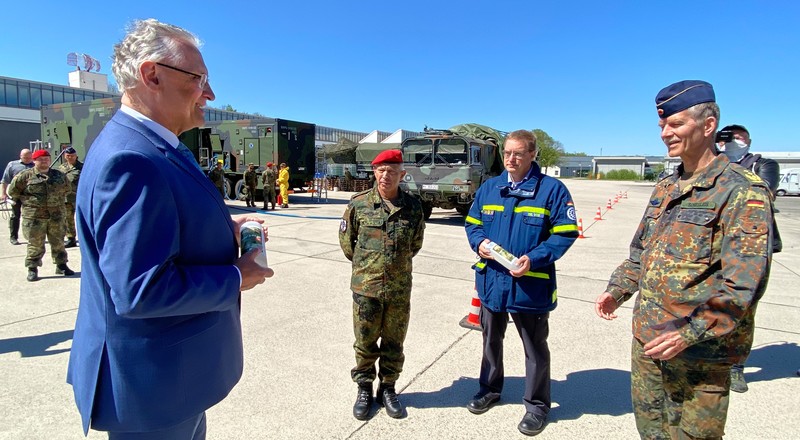 Mittwoch, 22. April 2020; Bayerns Innenminister Joachim Herrmann lobt bei einem Ortstermin auf dem Gel�nde der Universit�t der Bundeswehr in Neubiberg die dort angelaufene Herstellung von Desinfektionsmitteln. 