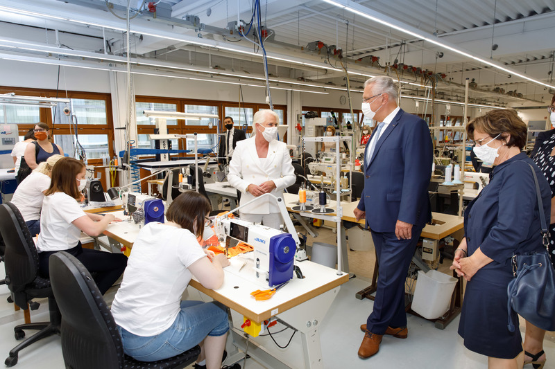Freitag, 7. August 2020; Innenminister Joachim Herrmann hat die mittelst�ndische Bekleidungsfirma MAC Mode im oberpf�lzischen Wald/Ro�bach besucht. Der Hosenspezialist hat nach den Worten des Ministers schnell und l�sungsorientiert auf die Corona-Pandemie reagiert und seine N�hkapazit�ten auf die Produktion von Mund-Nasen-Masken umgestellt. 