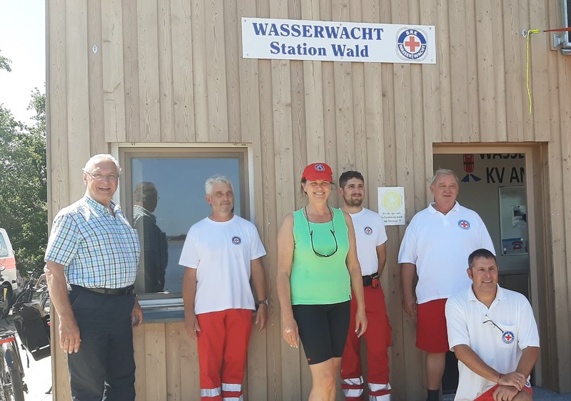 Freitag, 21. August 2020; Im Rahmen einer Radltour rund um den Altm�hlsee hat sich Innenminister Joachim Herrmann gemeinsam mit Landtagspr�sidentin Ilse Aigner bei den Einsatzkr�ften der Wasserwacht des Roten Kreuzes herzlich bedankt f�r deren verl�ssliches und mutiges Engagement im See und an dessen Ufern.
