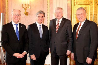 Unterzeichnung der Vereinbarung �ber den neuen Siemens Campus in Erlangen im Januar 2014 mit Erlangens Oberb�rgermeister Dr. Siegfried Balleis, Siemens Chef Joe Kaeser und Ministerpr�sident Horst Seehofer.