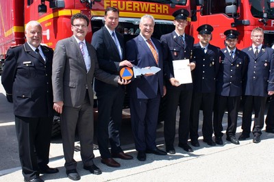 �bergabe von 94 neuen Katastrophenschutzfahrzeugen an bayerische Feuerwehren und Rettungsdienste im August 2014 zusammen mit dem Pr�sidenten des Deutschen Feuerwehrverbandes Hans-Peter-Kr�ger, dem Pr�sidenten des Bundesamts f�r Bev�lkerungsschutz Christoph Unger, dem Vorsitzenden der THW-Helfervereinigung Stephan Maier, MdB und dem Vorsitzenden des Landesfeuerwehrverbandes Bayern Alfons Weinzierl.