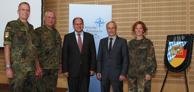 Im September im Rahmen einer 2-w�chigen Wehr�bung als Major der Reserve bei einer Sicherheitspolitischen Diskussion in Bad Windsheim mit Brigadegeneral Helmut Dotzler, Bundesminister Christian Schmidt, General a. D. Karsten Lahl und Oberstleutnant Christiane Rodenb�cher.