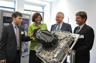 Besuch des Max-Planck-Instituts f�r die Physik des Lichts im September 2014 in Erlangen mit Wirtschaftsministerin Ilse Aigner und dem Vizepr�sidenten der Friedrich-Alexander-Universit�t Prof. Dr. Joachim Hornegger.