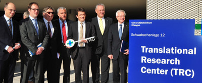 Er�ffnung des TRC im Oktober 2014 , eines neuen Forschungshaus des Erlanger Universit�tsklinikums, das mit 24,8 Mio. von Bund und Bayern finanziert wurde, mit Prof. Dr. Heinrich Iro, Direktor des Klinikums, OB Dr. Janik, Prof. Dr. Sch�ttler, Dekan der medizinischen Fakult�t, Wissenschaftsminister Dr. Ludwig Spaenle, Diter Mau�ner, Leiter des staatlichen Bauamts und Prof. Dr. Karl Dieter Gr�ske, Pr�sident der FAU.