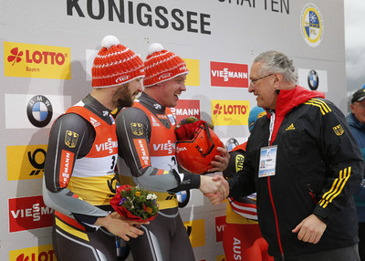 Olympiasieger Felix Loch ist zum f�nften Mal Rodel-Weltmeister. Auf seiner Heimbahn am K�nigssee war der Bayer schneller als sein Teamkollege Ralf Palik, der erstmals WM-Silber gewann. 31. Januar 2016