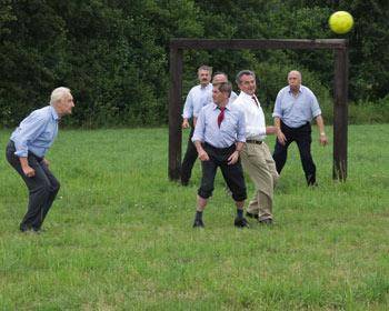W�hrend einer Informationsfahrt in Polen kommt es in der Mittagspause spontan zu einem Fu�ballmatch