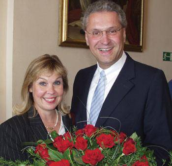 Ehefrau Gerswid gratuliert Joachim Herrmann zu seiner Wahl zum Fraktionsvorsitzenden. 