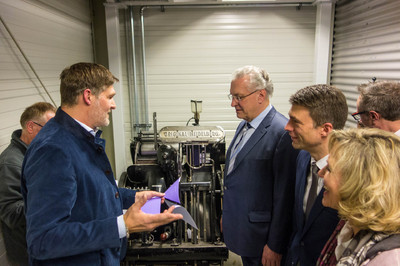 Informationsbesuch bei der Druckerei Haspel in Erlangen anl�sslich des 90 j�hrigen Firmenjubil�ums. Michael Haspel, Joachim Herrmann, Stefan M�ller und Alexandra Wunderlich (von links)
