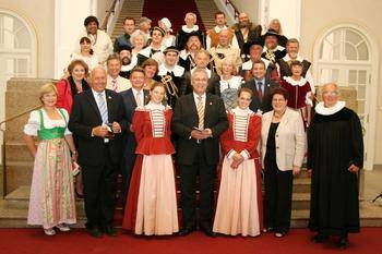 Innenminister Joachim Herrmann hat gemeinsam mit der Pr�sidentin des Bayerischen Landtags, Barbara Stamm, am Donnerstag, 18.06.2009, eine Abordnung des Wallenstein-Festspielvereins aus Altdorf im Bayerischen Landtag empfangen.