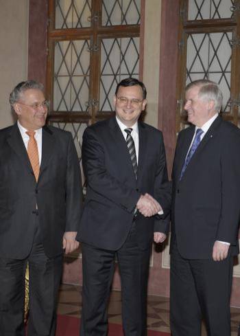 Zu gutnachbarschaftlichen Gespr�chen traf sich der tschechische Ministerpr�sident Petr Necas (Mitte) in M�nchen mit dem Bayerischen Ministerpr�sident Horst Seehofer und Innenminister Joachim Herrmann. 