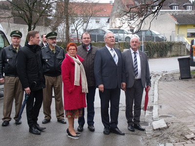 Ortstermin am 22. M�rz in Simbach. Wie weit sind die Sanierungs-Arbeiten fortgeschritten. Joachim Herrmann im Gespr�ch mit Vertretern der Stadt Simbach am Inn und MdL Sem