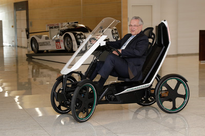 Der Staatsminister
des Innern, f�r Bau
und Verkehr, Joachim Herrmann,
hat sich im Schaeffler-
Stammsitz in Herzogenaurach
�ber Mobilit�tskonzepte und die
Produktionsverfahren des Technologiekonzerns
informiert. Der
Aufsichtsratsvorsitzende Georg
Schaeffler begr��te mit dem
Vorstandsvorsitzenden Klaus
Rosenfeld den Minister.

Das Fahrzeug sei hinsichtlich
Gr��e und Reichweite
zwischen einem Pedelec und
einem kleinen Elektro-Pkw einzuordnen.
Herrmann setzte sich
selbst ans Steuer und trat elektrisch
unterst�tzt in die Pedale.
Foto: Schaeffler